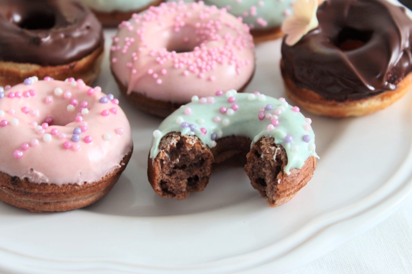 bunte Donuts gefüllt mit einer Nektarinencreme - Food